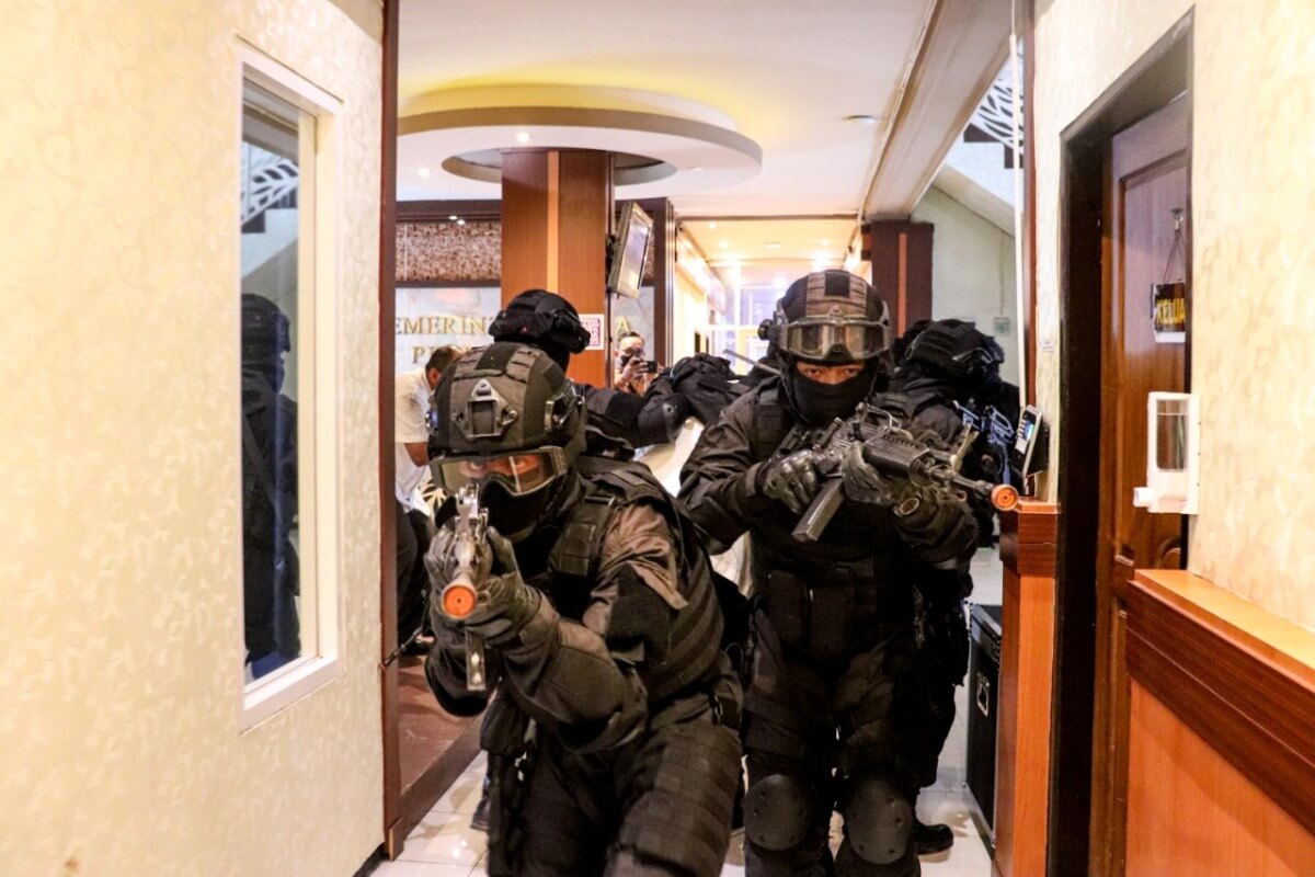 Aksi Prajurit Yonif Para Raider 503/Mayangkara Bebaskan Sandera Saat Simulasi Penyelamatan Raid.