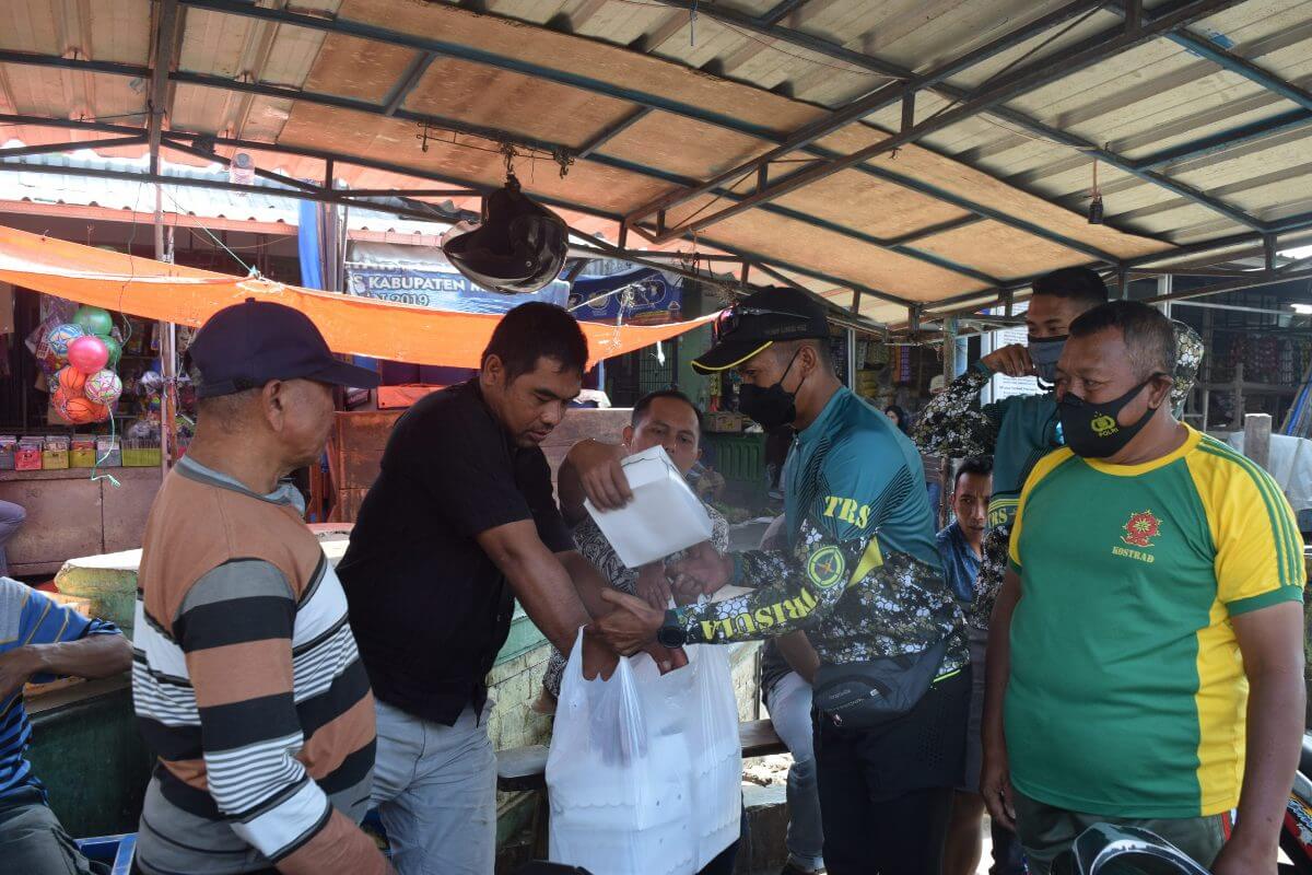 Brigif Para Raider 18/Trisula Melaksanakan Kegiatan Funbike dilanjutkan Pembagian Nasi Kotak Kepada Masyarakat