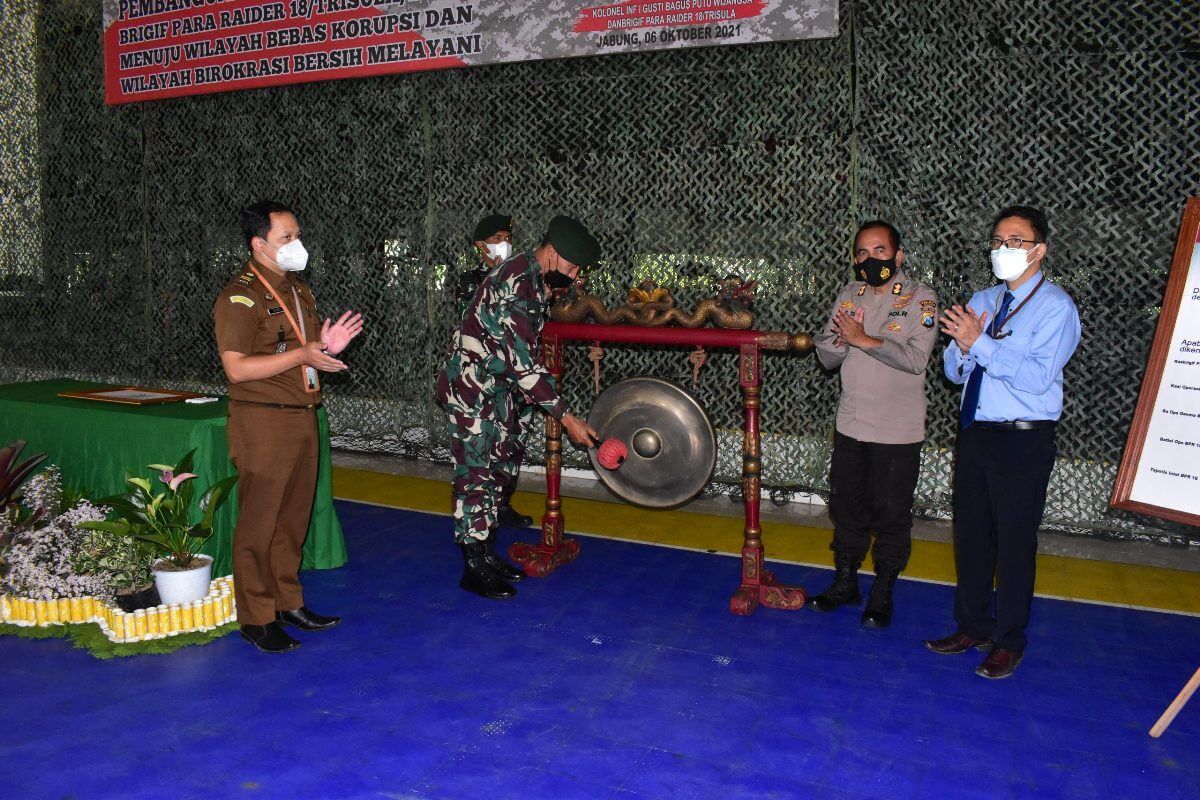 Brigif Para Raider 18/Trisula menggelar pencanangan pembangunan zona integritas menuju Wilayah Bebas Korupsi (WBK) dan Wilayah Birokrasi Bersih Melayani (WBBM)