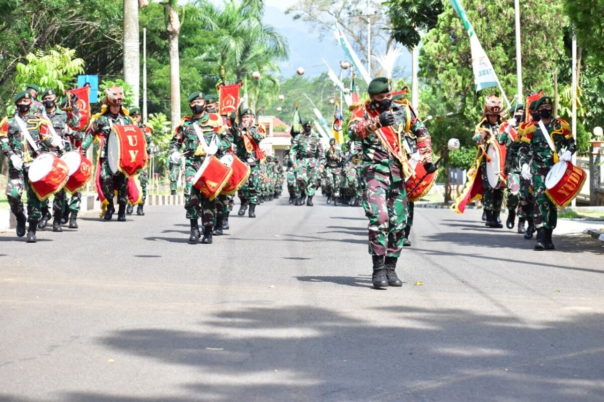 Tradisi Penyambutan Subsatgas Tindak TNI Madago Raya 2021 Yonif Para Raider 502/Ujwala Yudha