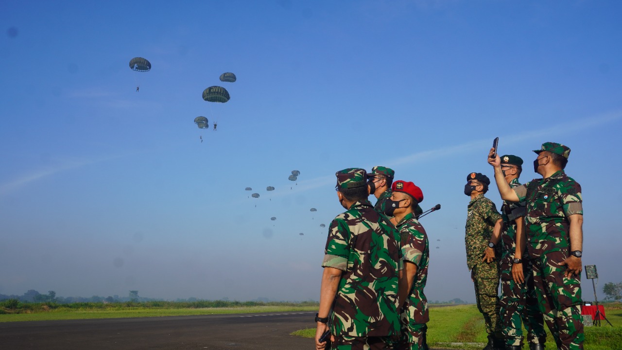 Latihan Bersama Linud Malindo 2021 secara resmi ditutup oleh Inspektur Divif 2 Kostrad Brigjen TNI Bahram