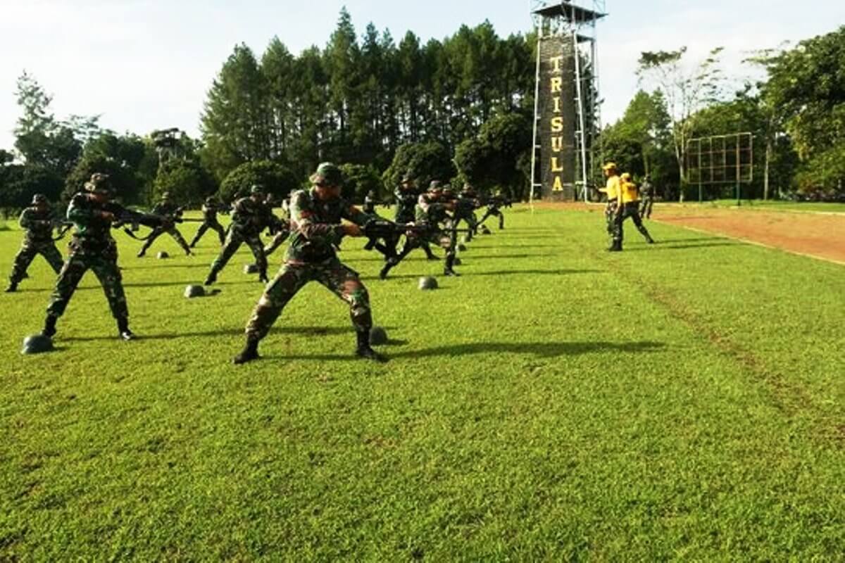 Denma Brigif Para Raider 18/Trisula Menggelar Uji Siap Jasmani Militer (USJM) Perkelahian Sangkur Dan Snepling.