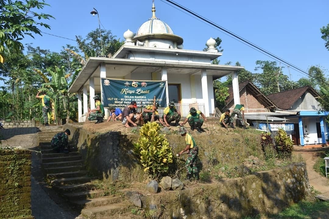 Tentara Langit Gotong Royong Membersihkan Rumah Ibadah Bersama Masyarakat