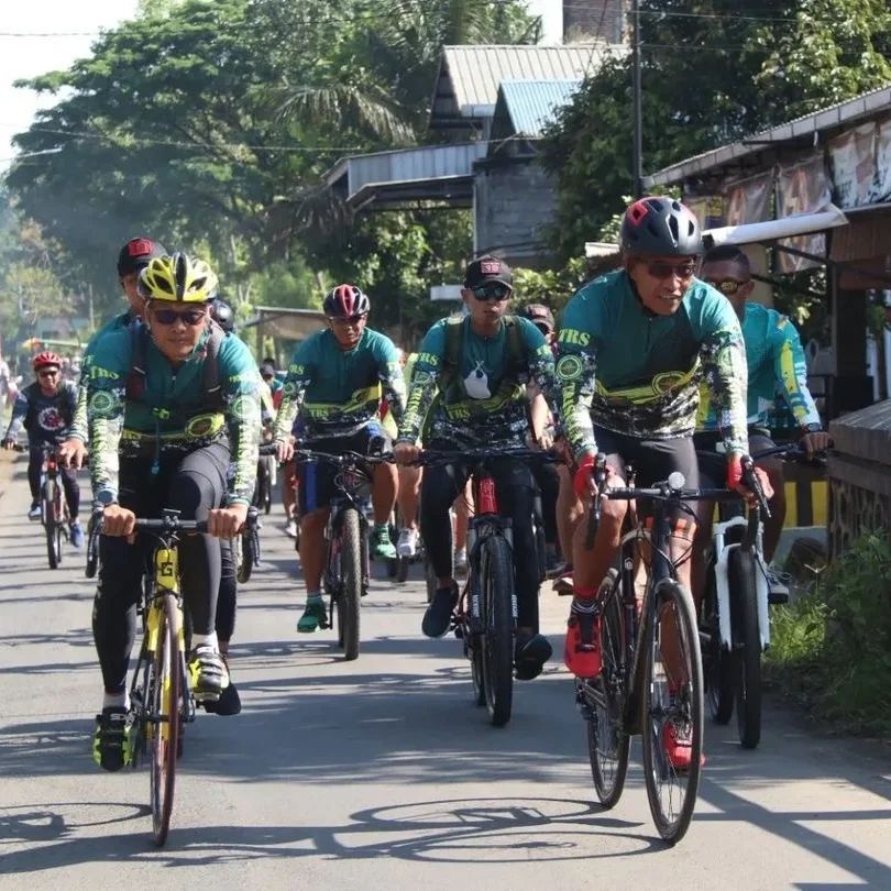 Jumat Sehat, Prajurit Para Raider 502/UY Bersama Danbrigif Para Raider 18/Trisula, Kolonel Inf I Gusti Bagus Putu Wijangsa Gowes Santai