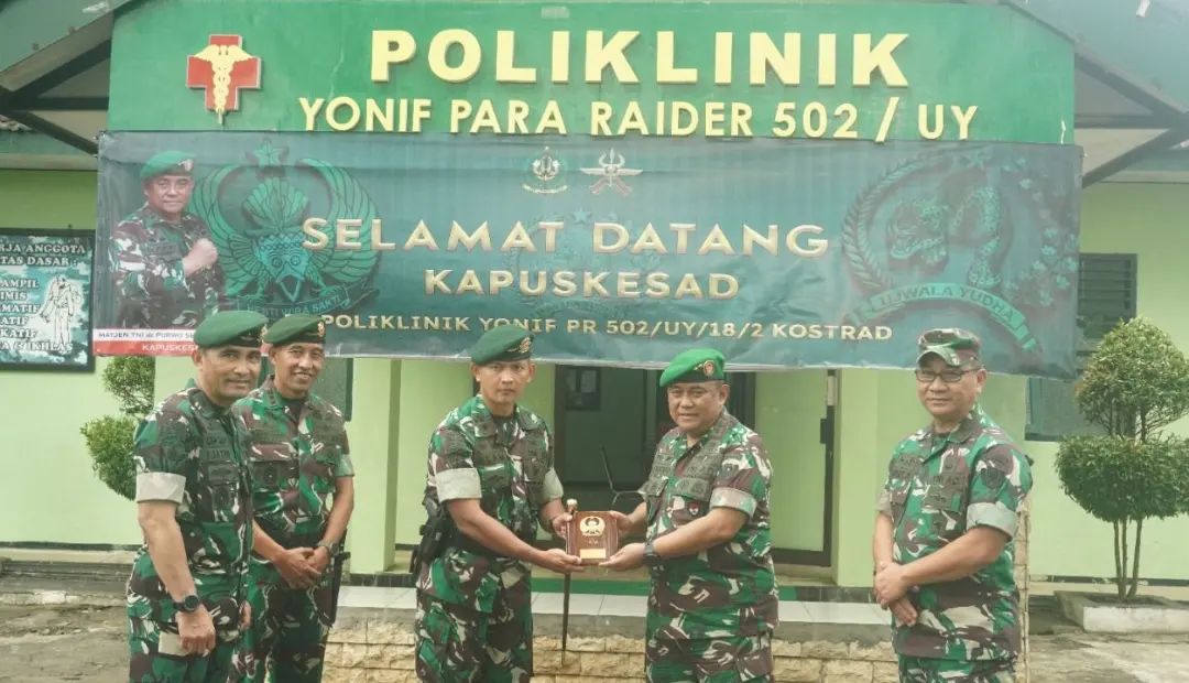 Kapuskesad Mayor Jenderal TNI dr. Purwo Setyanto, Sp.B., M.A.R.S. Melakukan Kegiatan Kunjungan Kerja di Yonif Para Raider 502/Ujwala Yudha