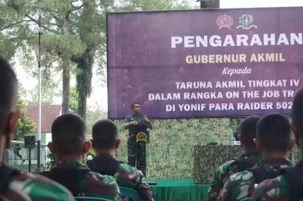 Kunjungan Gubernur Akmil Dalam Rangka Pengarahan On The Job Training Kepada Taruna Akmil Tingkat IV di Yonif Para Raider 502/UY