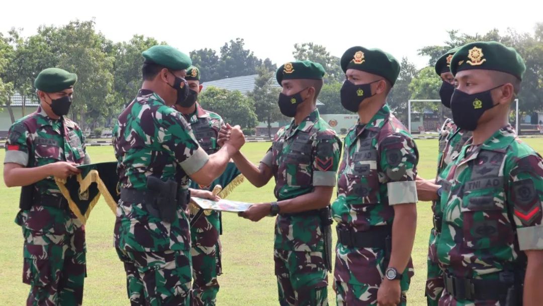 Apresiasi Keberhasilan Prajurit di Medan Tugas, Pangdivif 2 Kostrad Serahkan Piagam Penghargaan Kepada 7 Prajurit Terbaik Satgas Pamtas Mobile Yonif Para Raider 501/Bajra Yudha