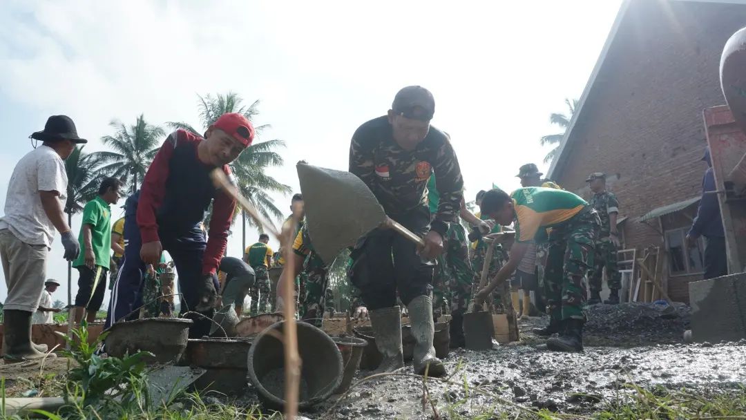 Wujud Nyata Kemanunggalan TNI dengan Rakyat, Brigif Para Raider 18/Trisula Laksanakan Karya Bakti