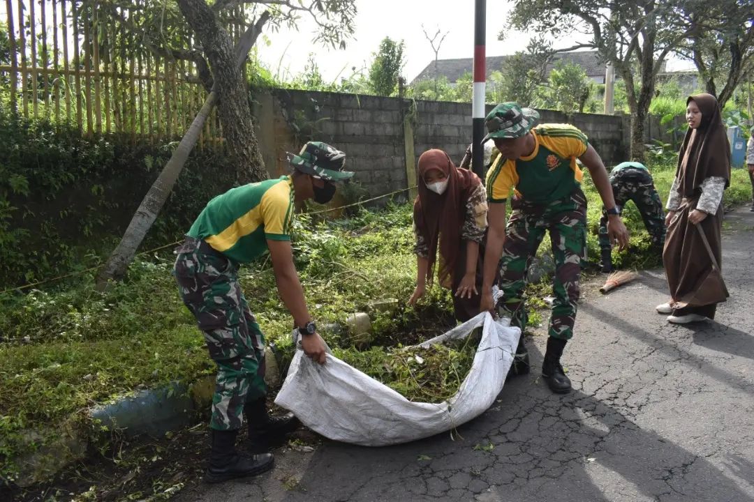 Brigif Para Raider 18/Trisula Gelar Baksos Pembersihan Jalan Dalam Rangka HUT Ke-61 Divif 2 Kostrad