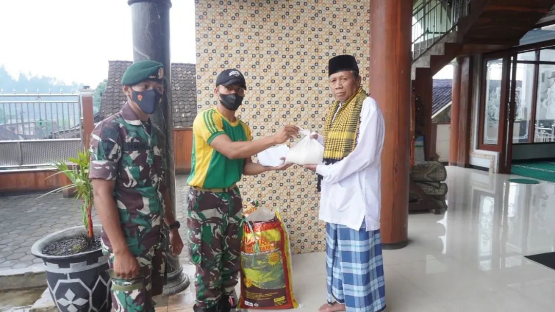 Sucikan Diri Di Bulan Ramadhan, Prajurit Yonif Para Raider 502/Ujwala Yudha Bagikan Zakat Fitrah
