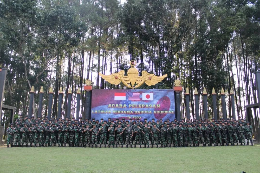 Pangdivif 2 Kostrad Melepas Keberangkatan 100 Prajurit Lintas Udara Brigif Para Raider 18/Trisula Yang Akan Melaksanakan Latihan Bersama Garuda Airborne TA. 2022