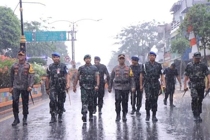 Yonif Para Raider 501/Bajra Yudha Diterjunkan Bersama Aparat TNI-Polri Madiun Raya Dalam Rangka Mengamankan Peringatan 1 Abad Persaudaraan Setia Hati Terate (PSHT)