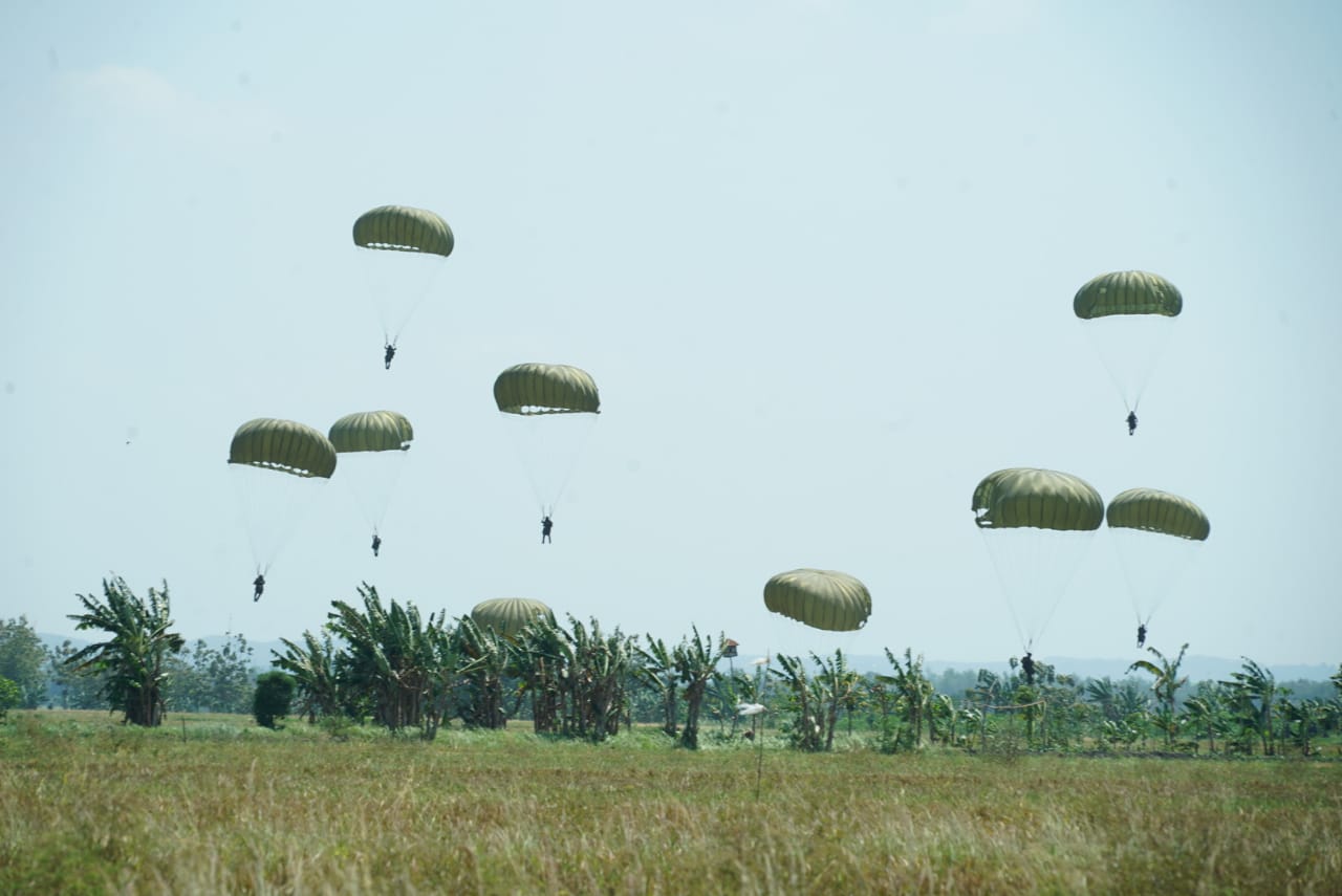 Langit Jombang Dihiasi Ratusan Payung Peterjun Ujwala Yudha