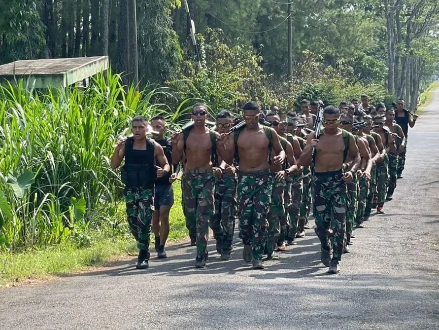 Jaga Fisik Tetap Prima, Prajurit Yonif Para Raider 502/Ujwala Yudha Melaksanakan Lari Beban Terpimpin.