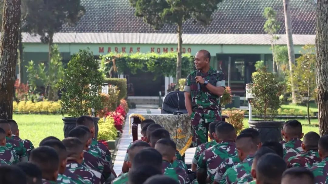 Prajurit Yonif Para Raider 502/Ujwala Yudha Memerima Jam Komandan