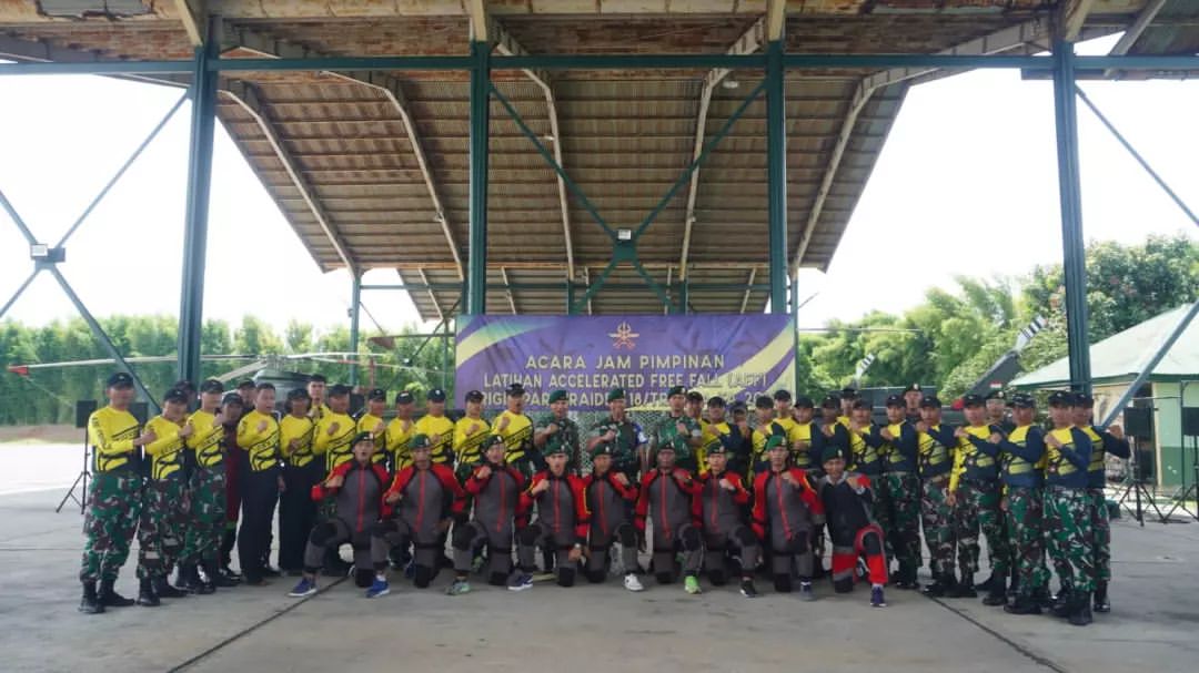 Komandan Brigif Para Raider 18/Trisula, Kolonel Inf Bagus Budi Adrianto, S.E. Secara Resmi Tutup Latihan Accelerated Free Fall (AFF)