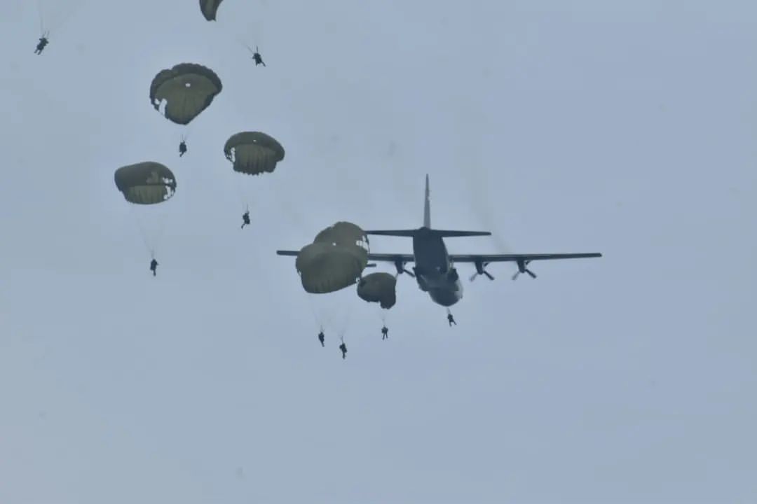 Ratusan Peterjun Bajra Yudha Hiasi Langit Tuban