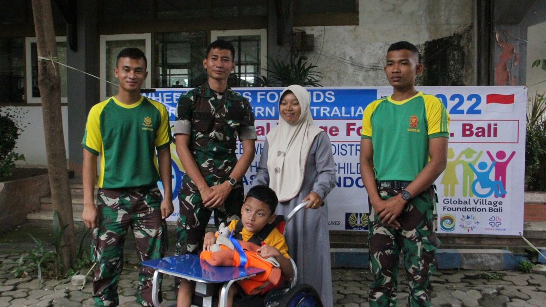 Konsisten Untuk Terus Berbagi, Yonif Para Raider 501/Bajra Yudha Bagikan 300 Kursi Roda Untuk Penyandang Disabilitas