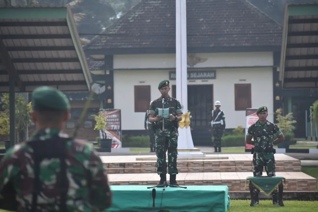 Laksanakan Upacara Bendera 17an, Danbrigif Para Raider 18/Trisula Bacakan Amanat Panglima TNI Laksamana TNI Yudo Margono