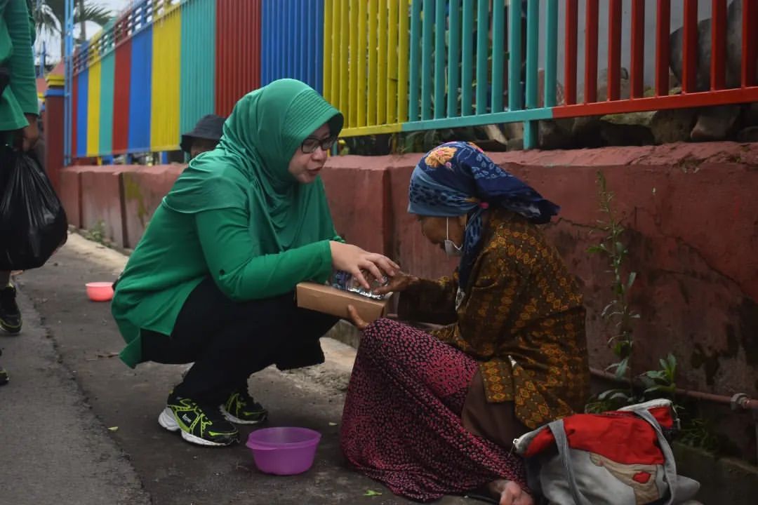 Jumat Berkah, Persit Kartika Chandra Kirana Cabang XXI Brigif Para Raider 18 Koorcab Divif 2 Kostrad Bagikan Nasi Kotak Ke Warga
