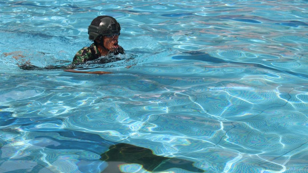 Renang Militer dalam Uji Siap Jasmani Militer Ksatria Mayangkara