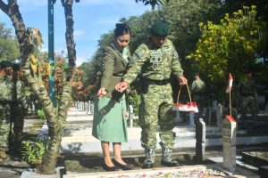 Peringati HUT ke-62 Kostrad, Prajurit Brigif Para Raider 18/Trisula Ziarah ke TMP Suropati